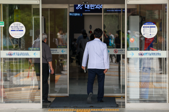 국군의날인 1일 오후 서울 시내 한 대학병원에서 의료관계자가 이동하고 있다. 연합뉴스